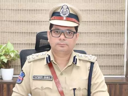 పోలింగ్ కేంద్రాల వద్ద పారామిలటరీ బలగాలు