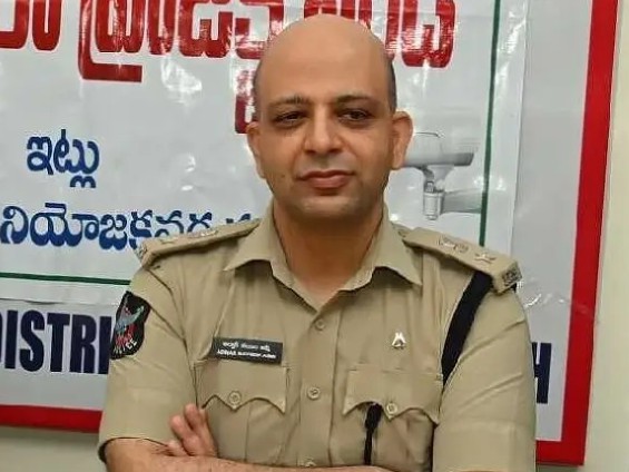 తల్లి, తమ్ముడి చంపి.. ఫోన్ చేసి లొంగిపోయిన నిందితుడు