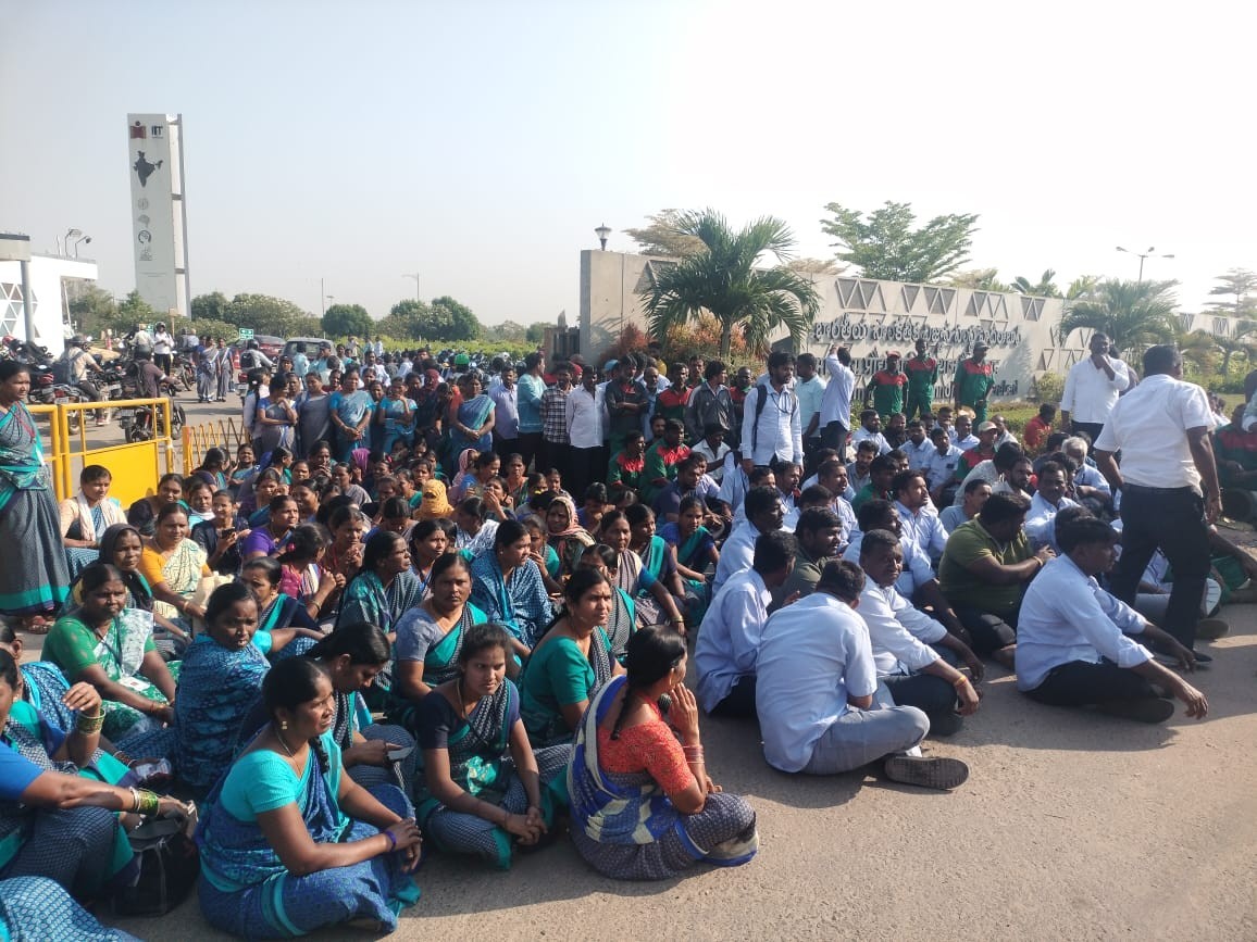 ఐఐటీ నుంచి అవుట్ సోర్సింగ్ ఉద్యోగుల ఆందోళన