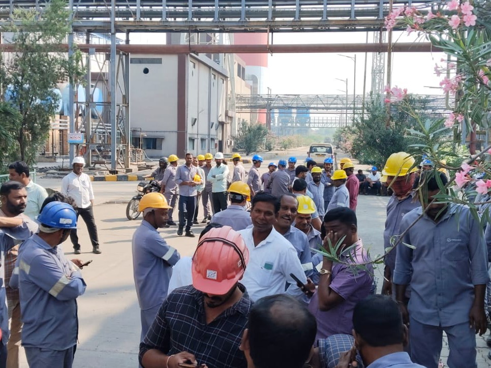 ‘వేతనాలు చెల్లించాలని కార్మికుల నిరసన’