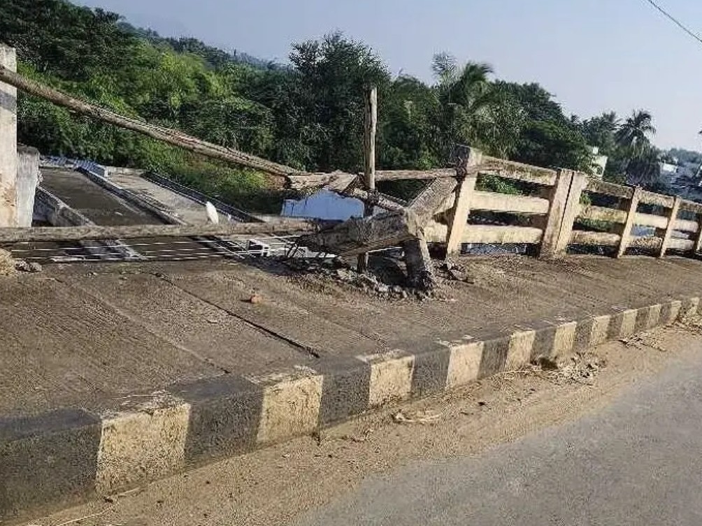 శిథిలావస్థలో గరివిడి బ్రిడ్జి రక్షణ గోడలు