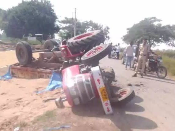 ఇసుక ట్రాక్టర్ బోల్తా