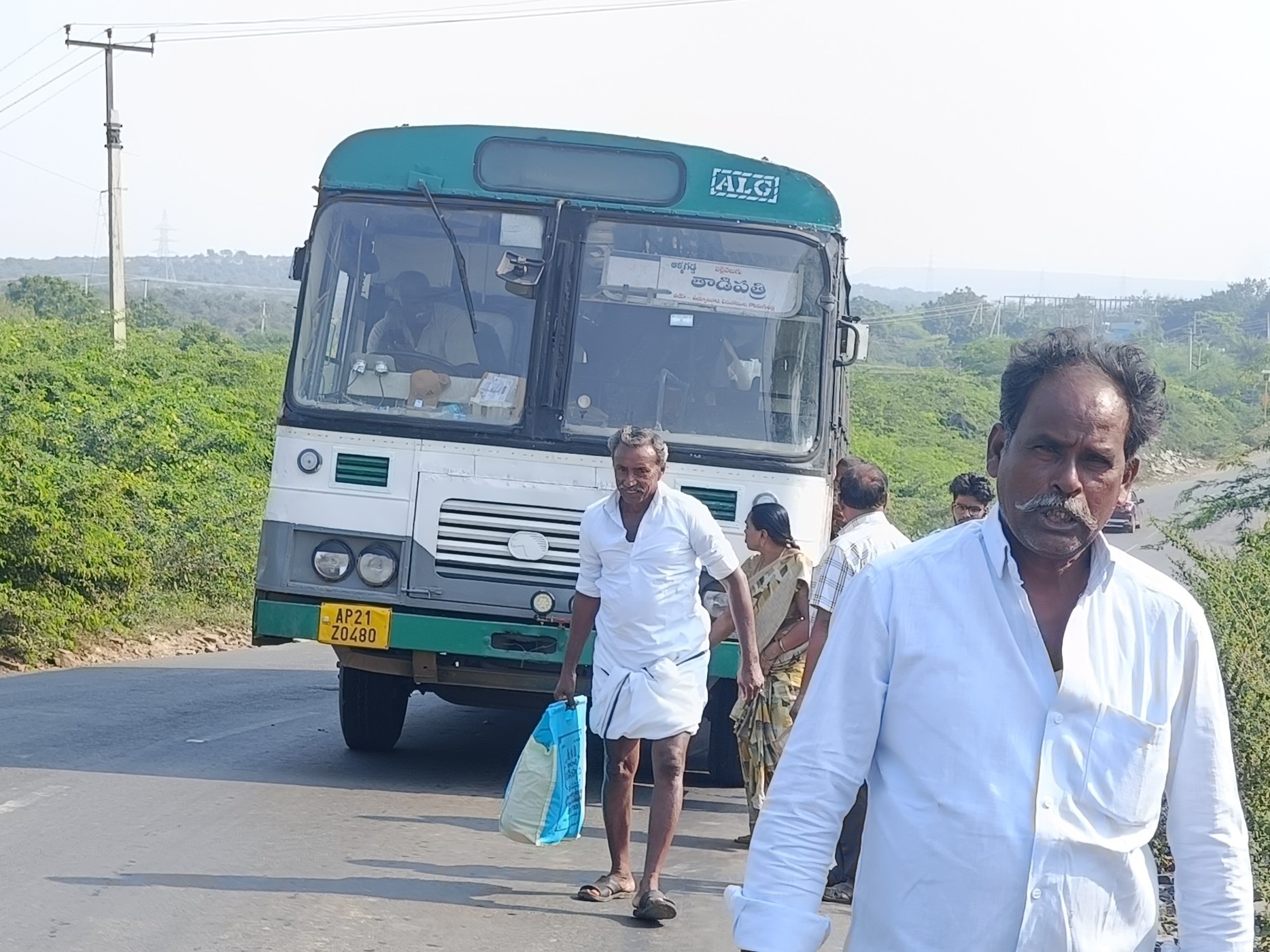నడిరోడ్డులో ఆగిపోయిన ఆర్టీసీ బస్సు