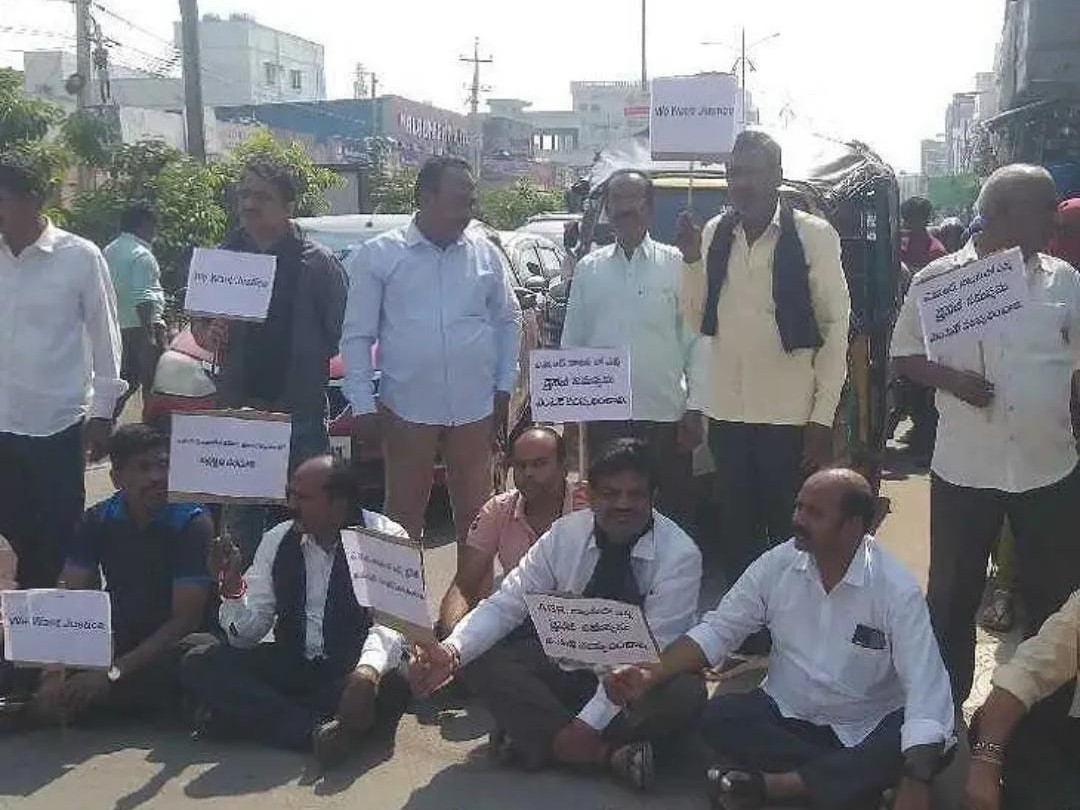 డ్రైనేజీ సమస్యపై రోడ్డుపై ధర్నాచేసిన కాలనీవాసులు