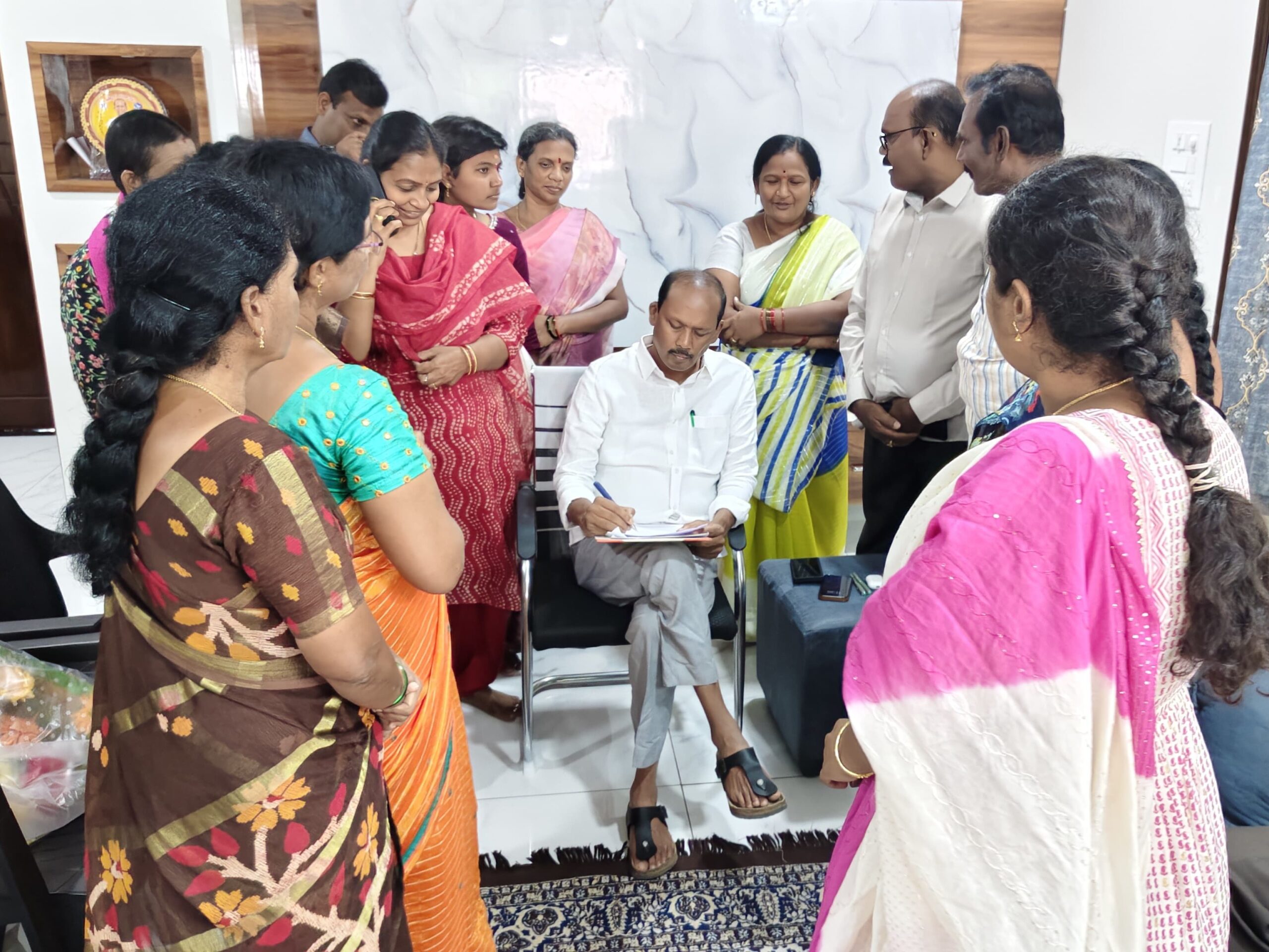 ‘రోడ్లు, సైడ్ కాలువలు నిర్మించాలి’