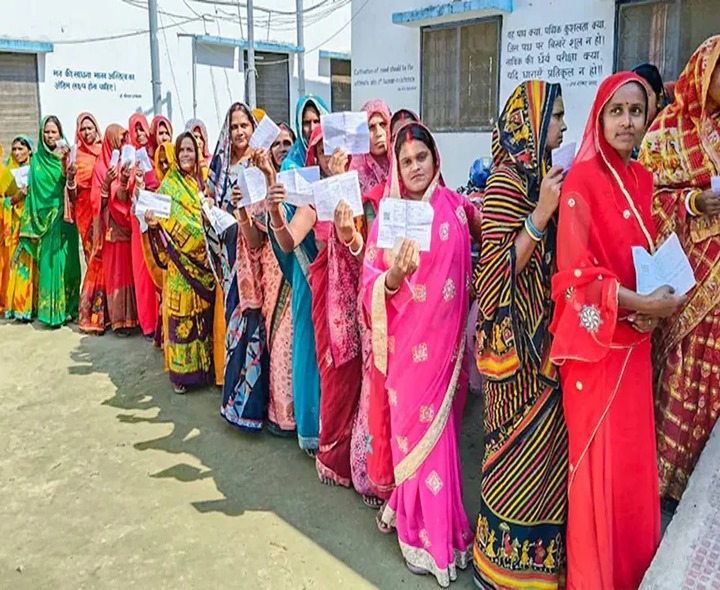 మలి విడత పోలింగ్.. బూత్‌లకు చేరుతున్న సిబ్బంది