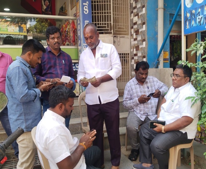 ప్రాపర్టీ టాక్స్ వసూలు చేస్తున్న కమిషనర్