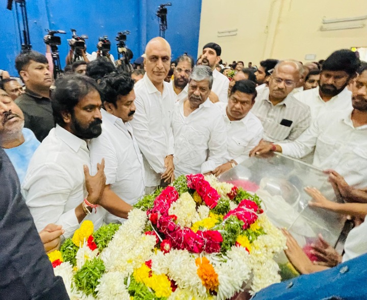 అందేశ్రీకి నివాళులు అర్పించిన మాజీ మంత్రి