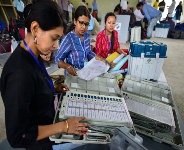 పోలింగ్ సామాగ్రి పంపిణీ చేసిన అధికారులు