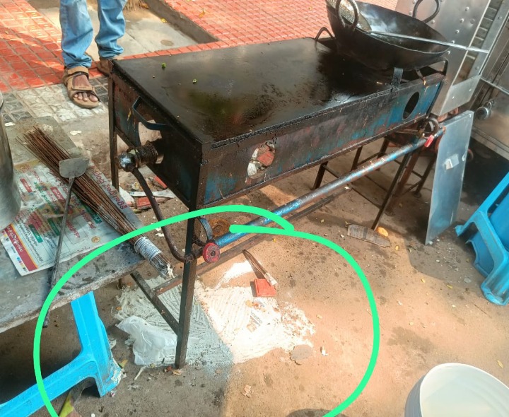 చిరు వ్యాపారుల‌పై దౌర్జ‌న్యానికి పాల్పడ్డ సిబ్బంది