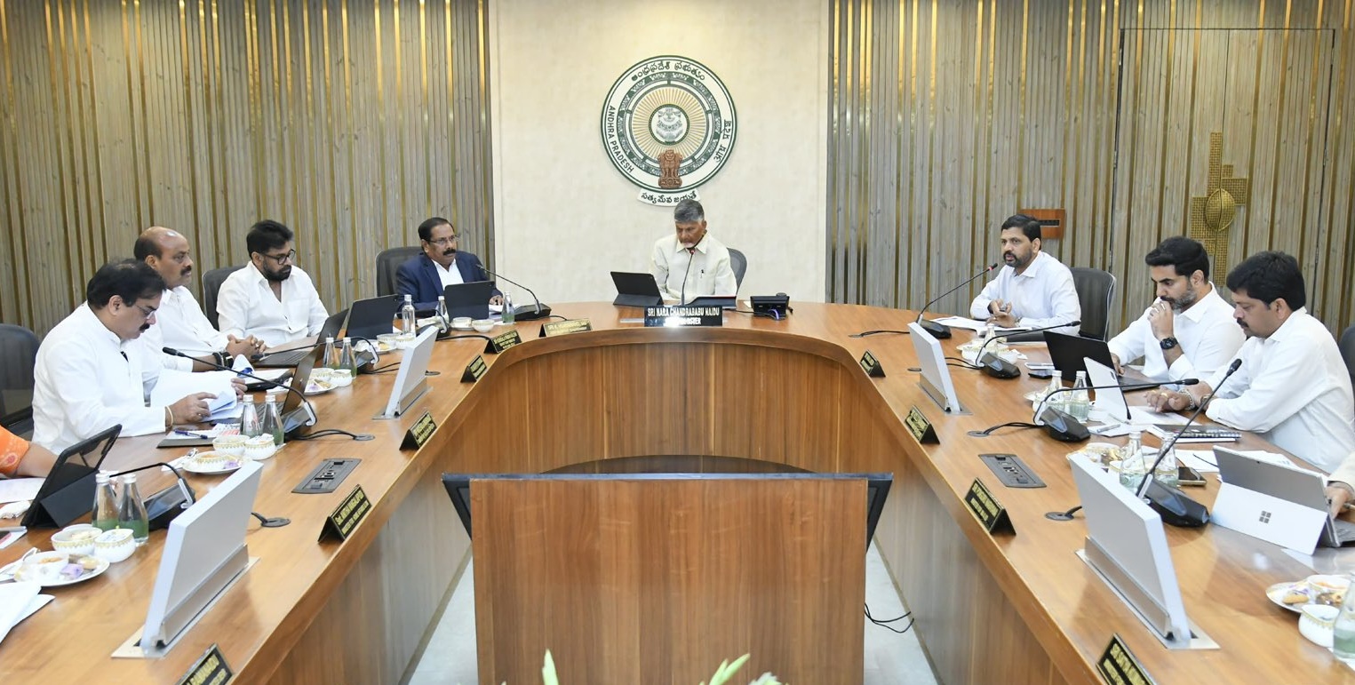 పవన్ కళ్యాణ్‌పై సీఎం, మంత్రుల ప్రశంసలు