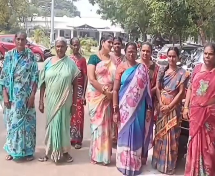 తాగునీటి కోసం కలెక్టరేట్ వద్ద మహిళల నిరసన