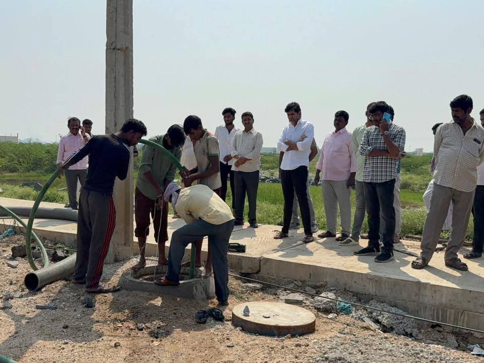 డ్రైనేజీ పనులను పరిశీలించిన ఎమ్మెల్యే జేసీ