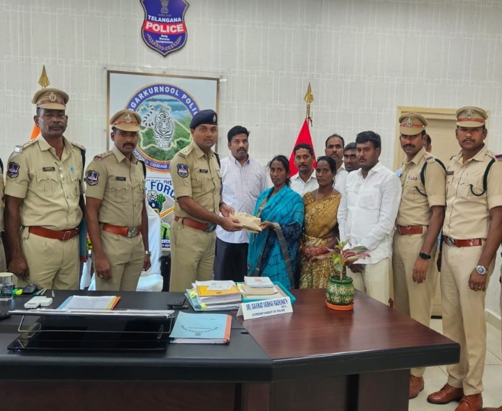 కుటుంబానికి పోలీసుల ఆర్థిక సహాయం