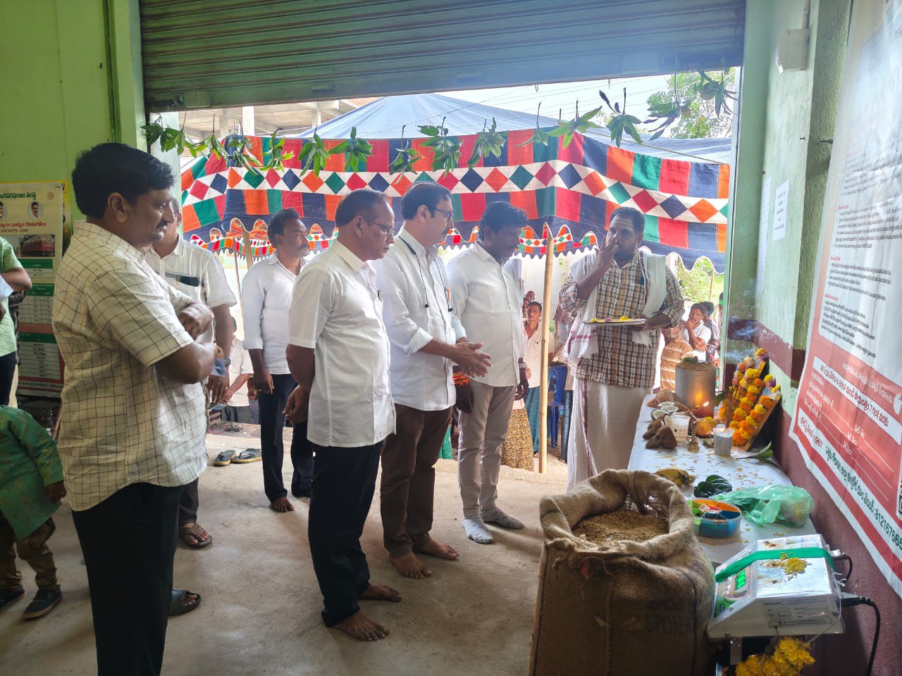 తణుకులో ధాన్యం కొనుగోలు కేంద్రాలు ప్రారంభం