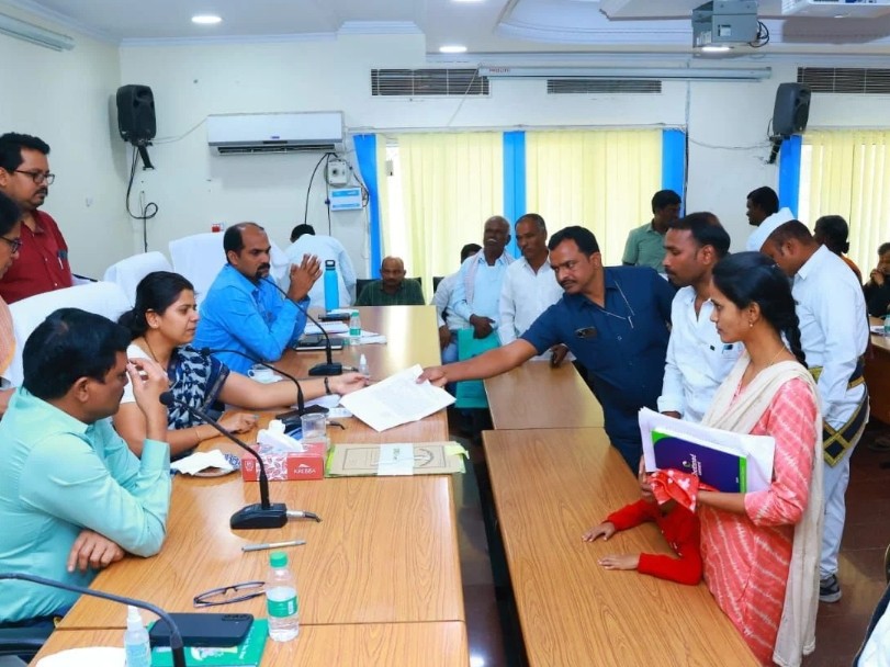 ఆర్జీల సత్వర పరిష్కారానికి చర్యలు తీసుకోవాలి: కలెక్టర్