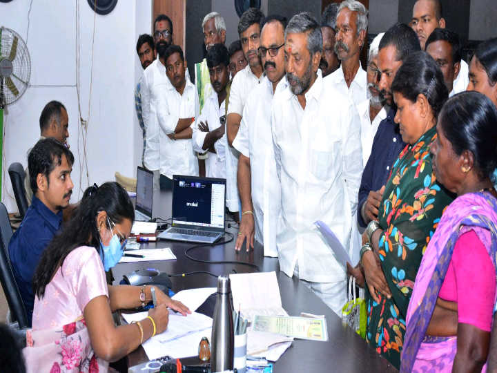 సమస్యలపై అర్జీని సమర్పించిన మాజీ MLA