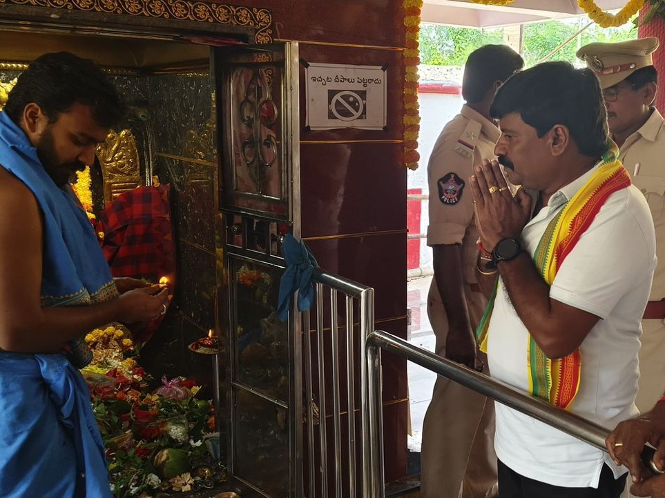 నీలకంఠేశ్వర స్వామి సేవలో ఎమ్మెల్యే