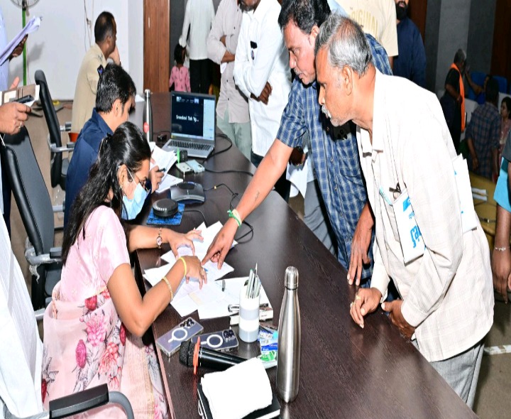 నిర్ణీత గడువులోపు అర్జీలు పరిష్కరించాలి: కలెక్టర్