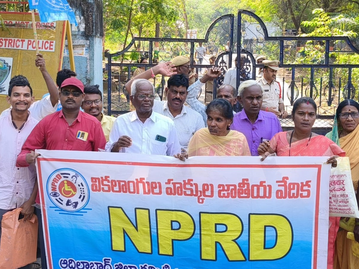 జీవో 34ను అమలు చేయాలని కలెక్టరేట్ ఎదుట ధర్నా