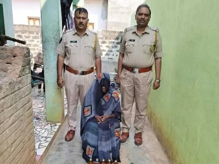 కామవరపుకోటలో ఎక్సైజ్ పోలీసులు దాడులు