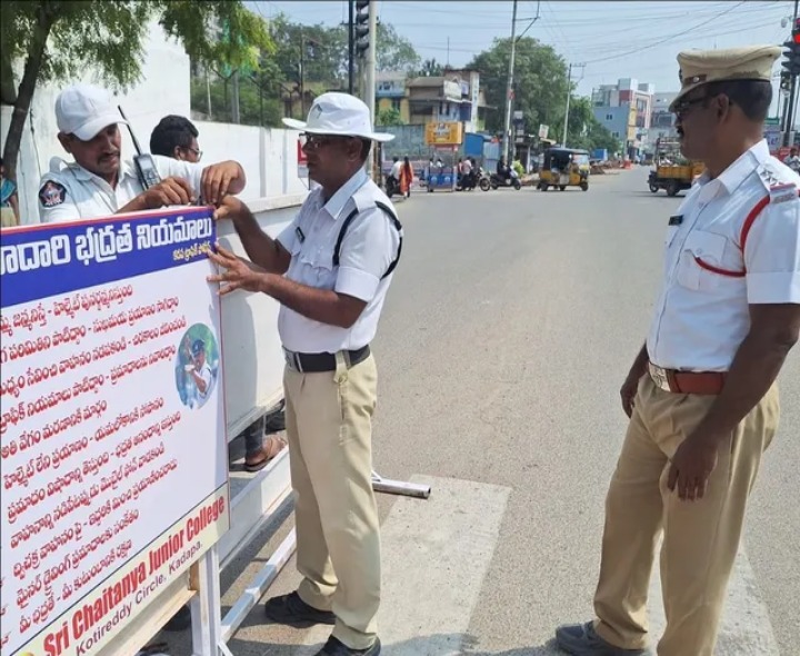 ట్రాఫిక్ నిబంధనలు తప్పక పాటించాలి : CI