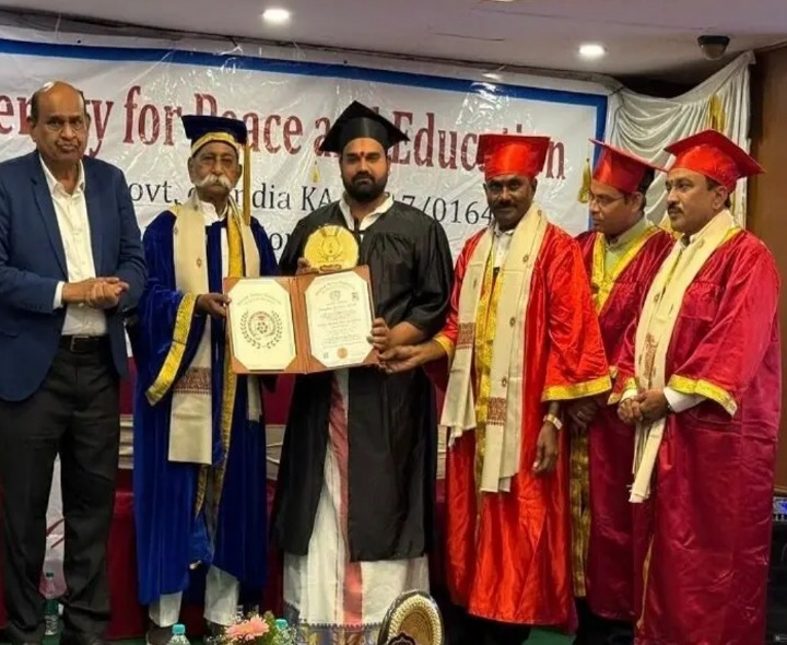 ఆలయ అర్చకుడుకి డాక్టరేట్ ప్రదానం