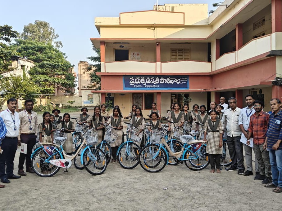 విద్యార్థునీలకు సైకిళ్లు పంపిణీ