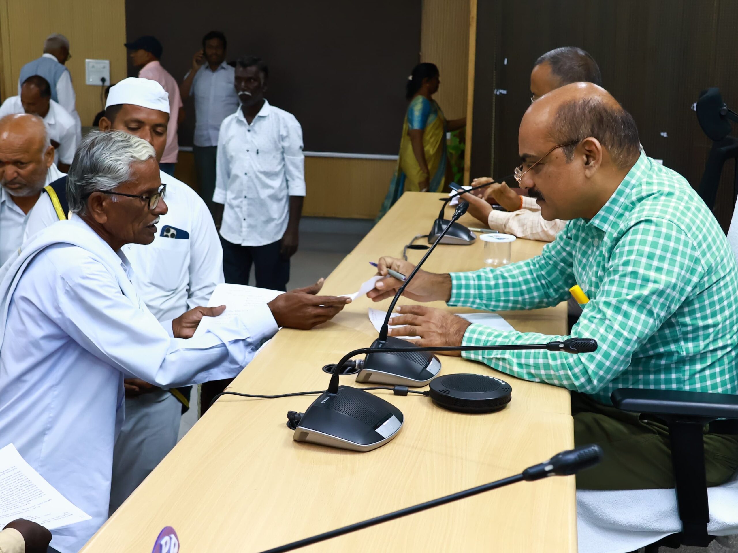 ‘ప్రజావాణి దరఖాస్తుల పరిష్కారానికి ప్రాధాన్యత ఇవ్వాలి’