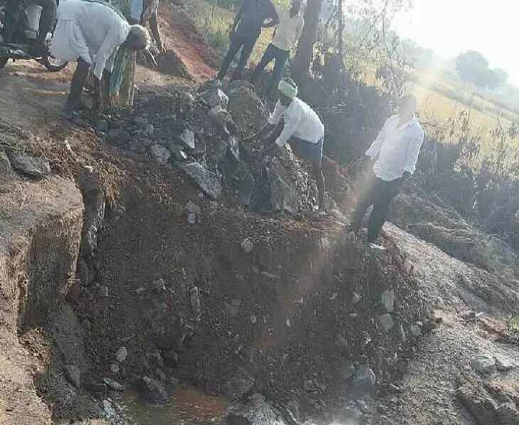 పట్టించుకోని అధికారులు.. గండిని పూడ్చిన రైతులు