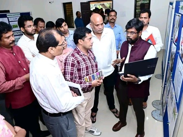 కమ్యూనిటీ హెల్త్ సెంటర్‌ను సందర్శించిన కలెక్టర్