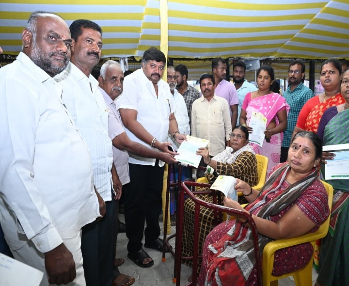 చిత్తూరులో సీఎంఆర్ఎఫ్ చెక్కులు పంపిణీ చేసిన ఎమ్మెల్యే