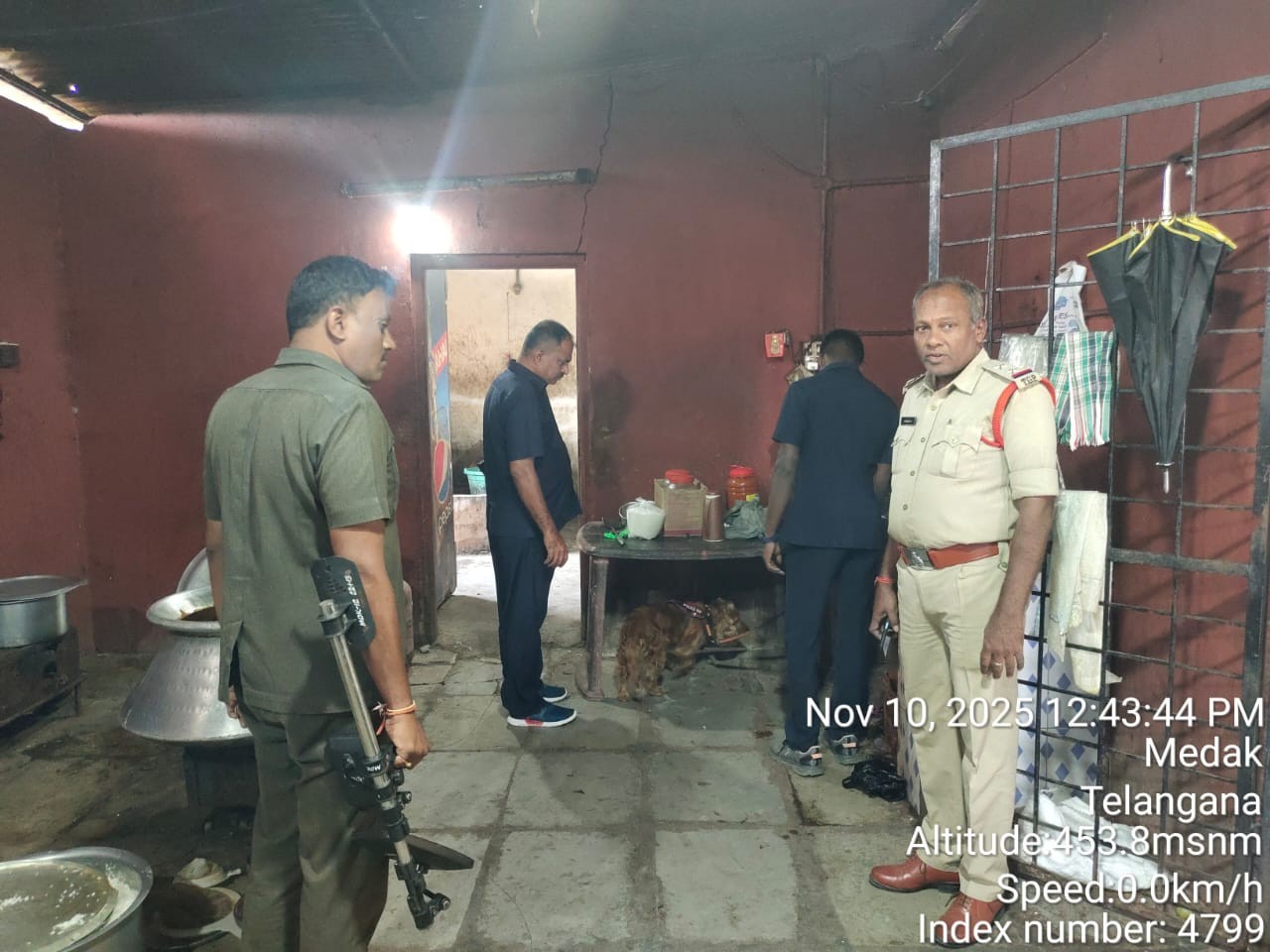 తూప్రాన్ పట్టణంలో నార్కోటిక్ డాగ్ తనిఖీలు