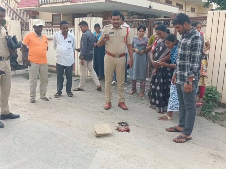 అమానుషం.. కుక్క నోట్లో మృత శిశువు లభ్యం