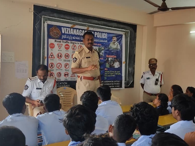 ట్రాఫిక్‌ నియమాలు పాటించడం ప్రతి పౌరుడి బాధ్యత