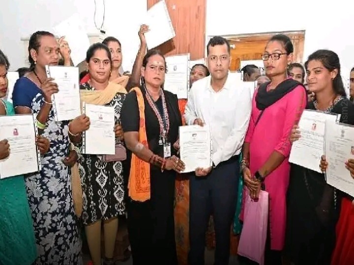 ట్రాన్స్ జెండర్లకు గుర్తింపు కార్డుల పంపిణీ