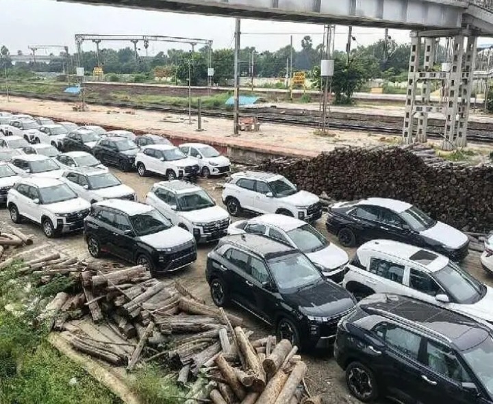 కొత్త కార్లతో నిండిన రైల్వే స్టేషన్