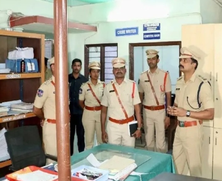 పోలీస్ స్టేషన్‌ను పరిశీలించిన SP