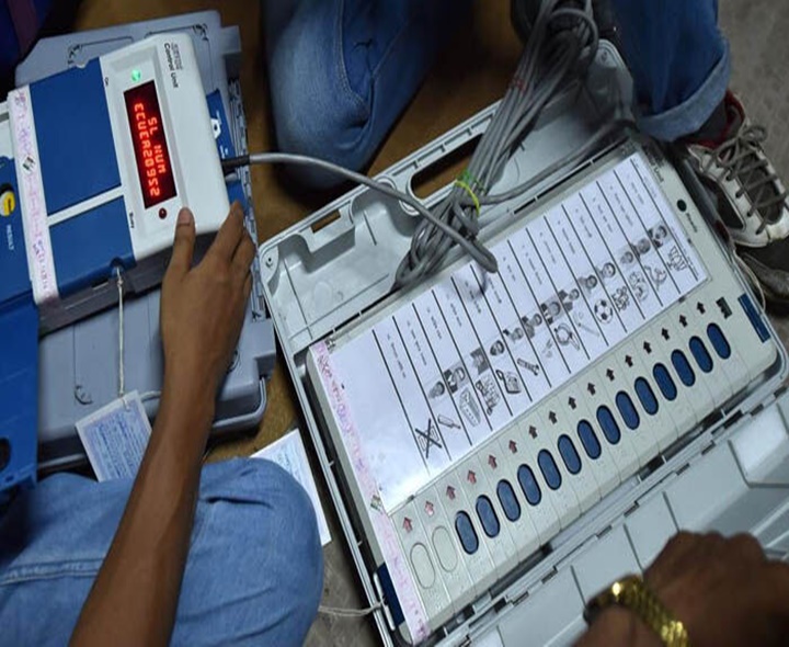 BREAKING: మొరాయించిన ఈవీఎం