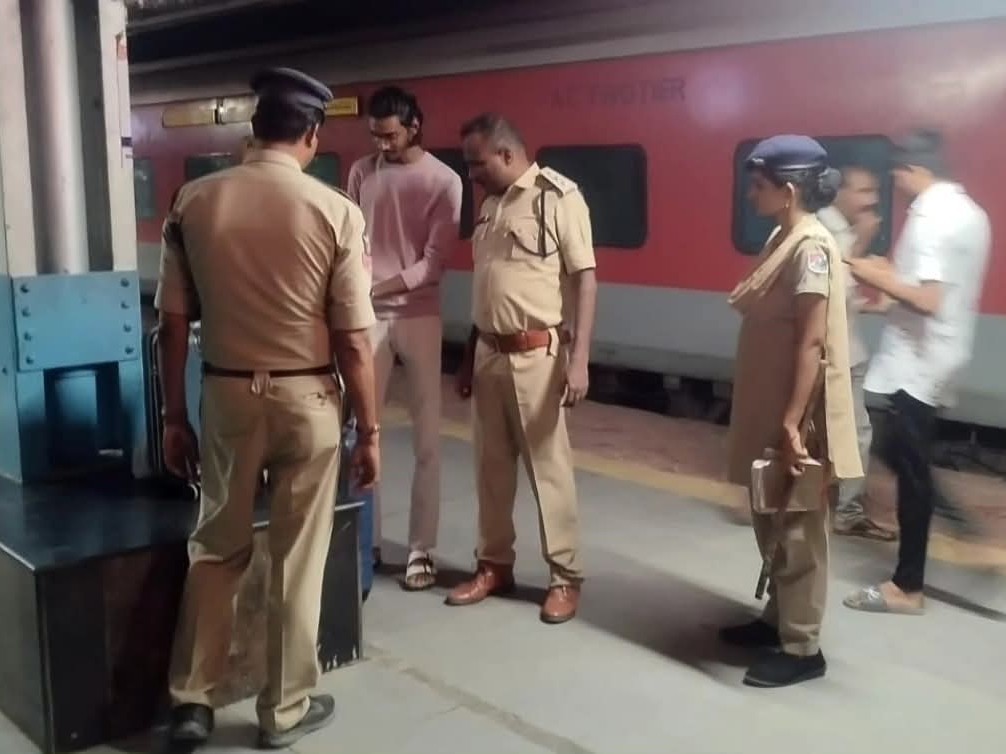 నరసాపురం రైల్వే స్టేషన్‌లో పోలీసులు తనిఖీలు