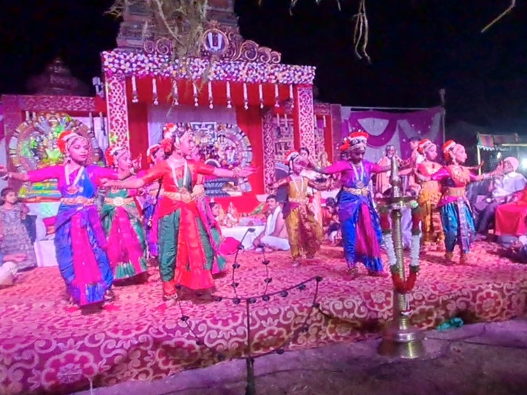 అలరించిన బాలికల భరతనాట్యం ప్రదర్శన