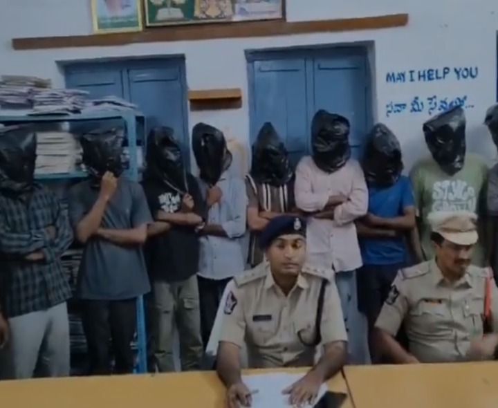 పోలీసుల దాడిలో 14 మంది యువకుల అరెస్ట్