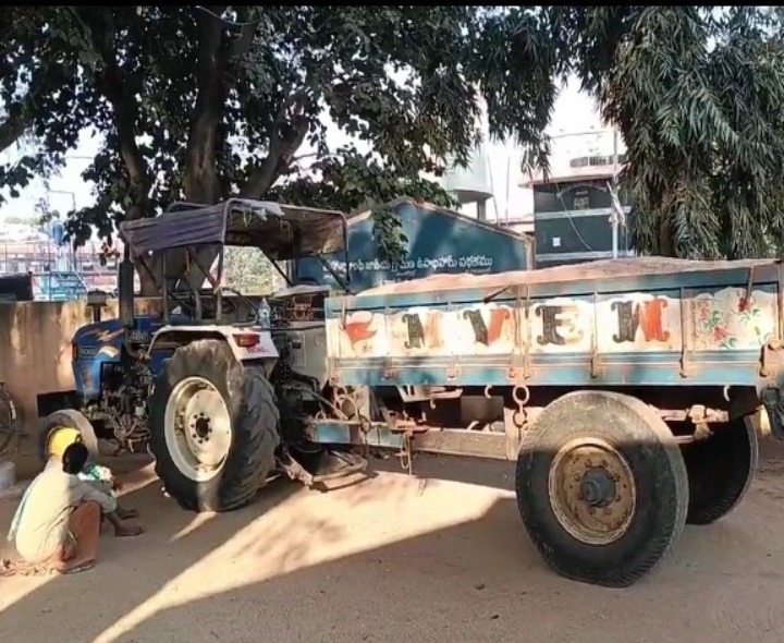 ఇసుక అక్రమ రవాణా.. రెండు ట్రాక్టర్లు సీజ్