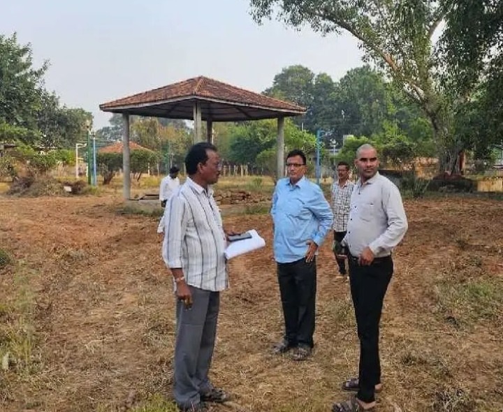 ఫైకస్ పార్క్ పనులు పరిశీలించిన కమిషనర్