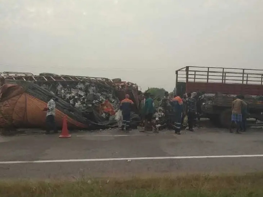 అదుపుతప్పి ఐచర్ వాహనం బోల్తా