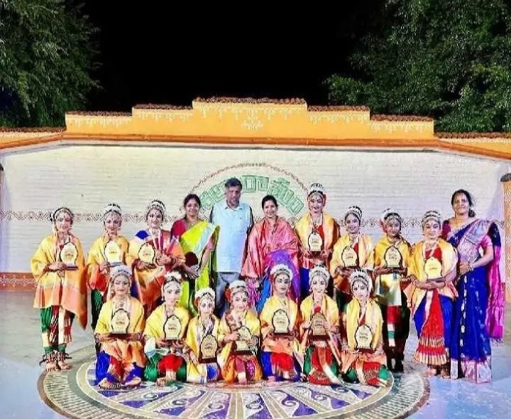 భరతనాట్యంతో మైమరిపించిన చిన్నారులు