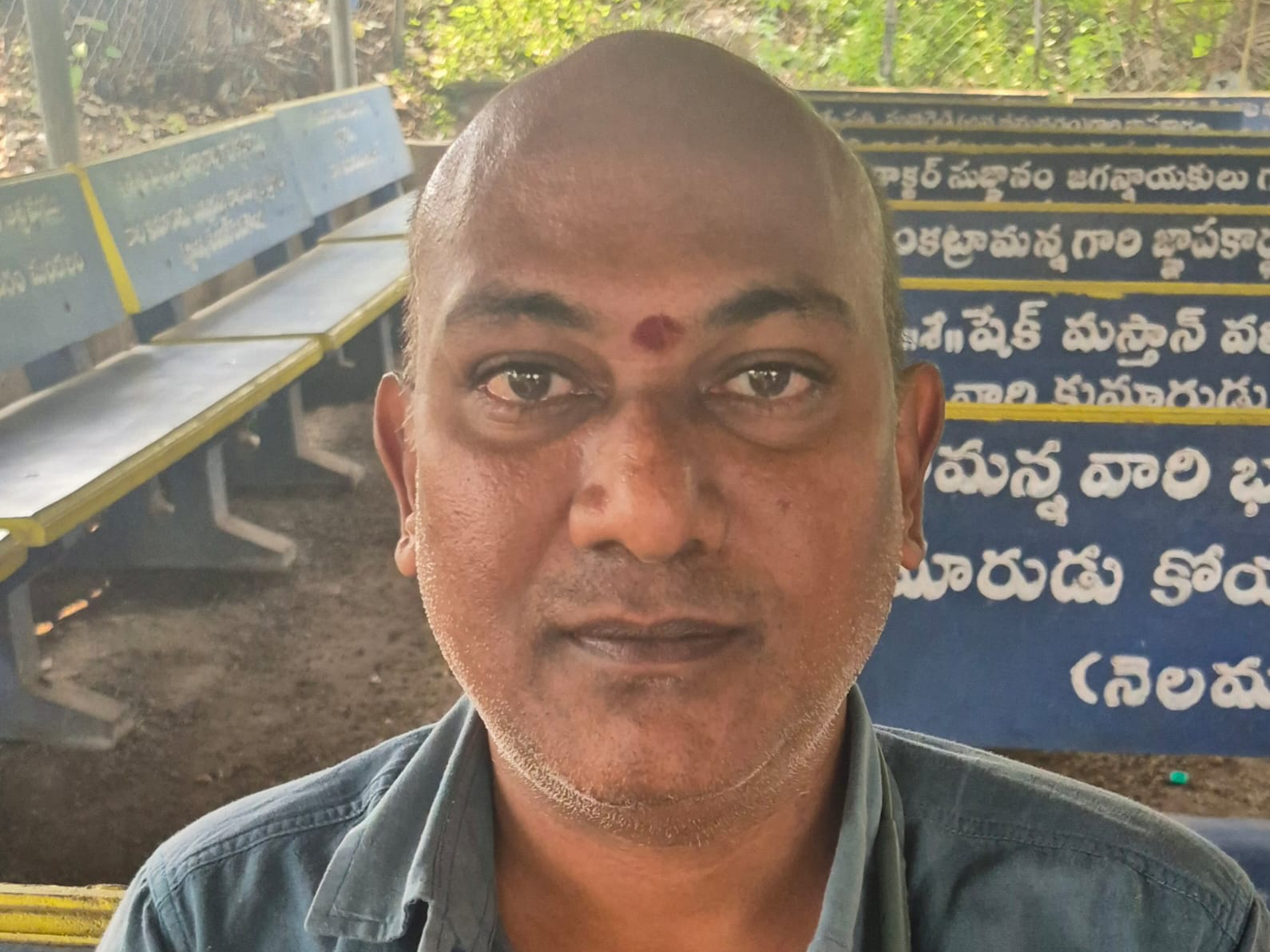 బ్యాంకు సిబ్బంది నిర్లక్ష్యం, ఉన్నతాధికారులకు ఫిర్యాదు