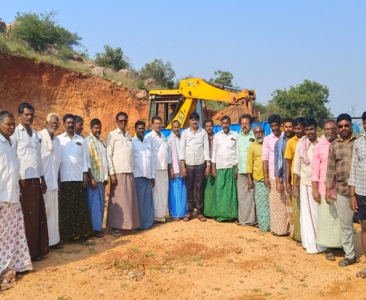 సొంత నిధులతో రోడ్డు నిర్మాణం