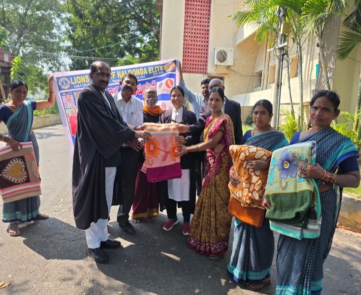 మహిళా కార్మిక సిబ్బందికి బ్లాంకెట్స్ పంపిణీ