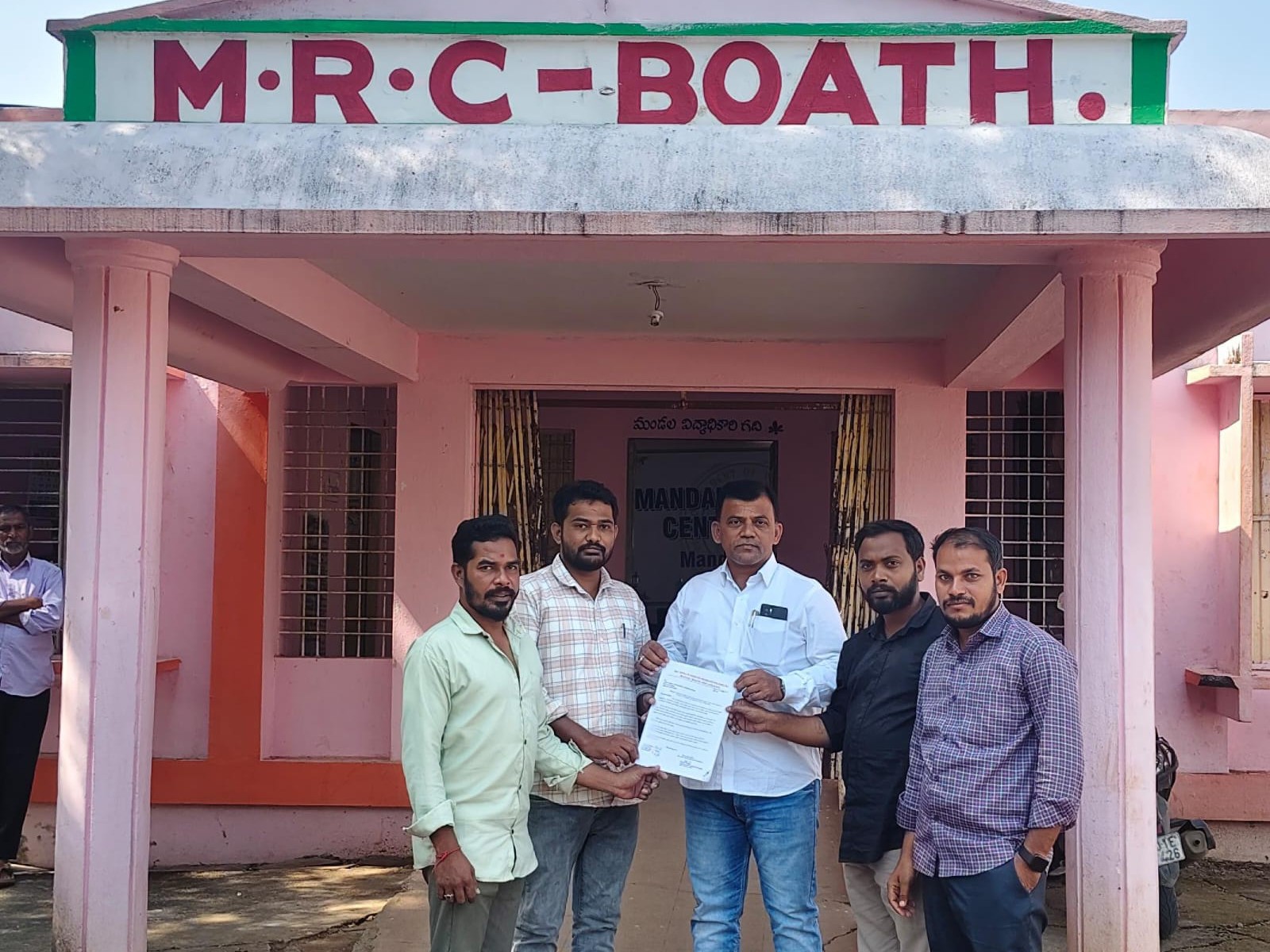 ‘అధిక ఫీజు వసూలు చేస్తున్న పాఠశాలలపై చర్యలు తీసుకోవాలి’